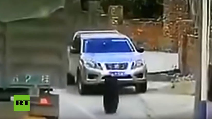 VIDEO: ¡Se salva de milagro! Dos neumáticos de camión destrozan un auto con el conductor dentro