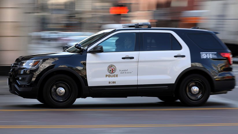 VIDEO: Cinco policías apuntan con sus pistolas a una mujer desarmada en California