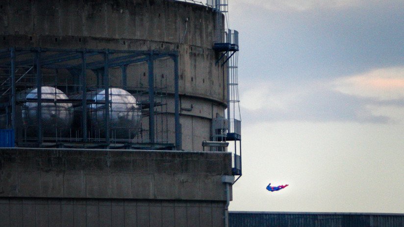 ¿Superman kamikaze?: Greenpeace estrella dron con forma de superhéroe contra planta nuclear francesa