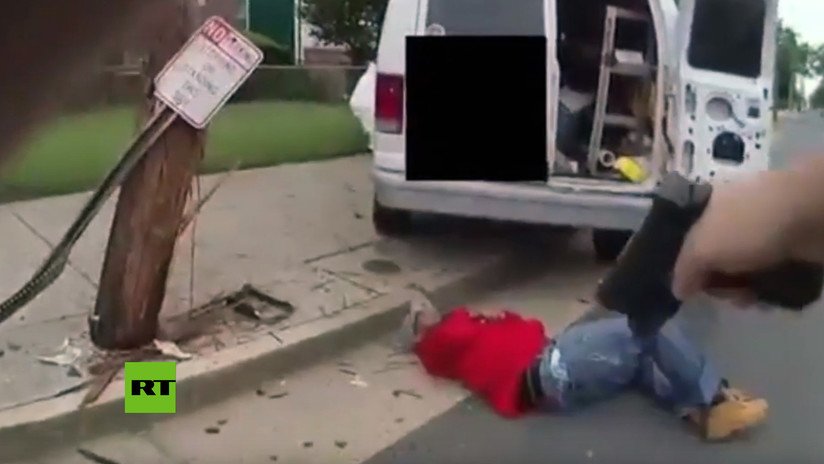 FUERTE VIDEO: En EE.UU un policía acribilla a un hombre que lo apuñaló sin motivo (18+)