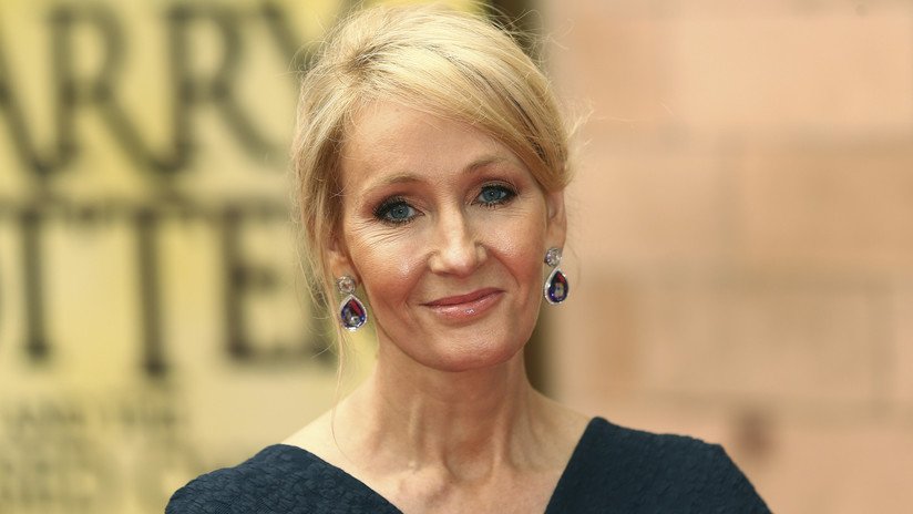 J.K. Rowling se mofa de manera 'simétrica' de Trump por publicar un tuit con una errata