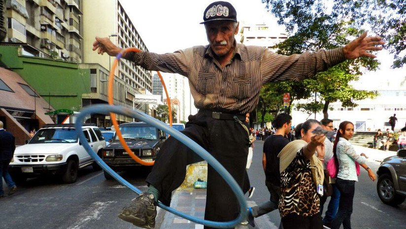 La historia del octogenario acróbata gallego que sorprende a todos en una avenida de Caracas
