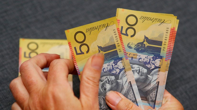 "Esos gordos dedos míos": Un australiano teclea un error y transfiere miles de dólares a un extraño