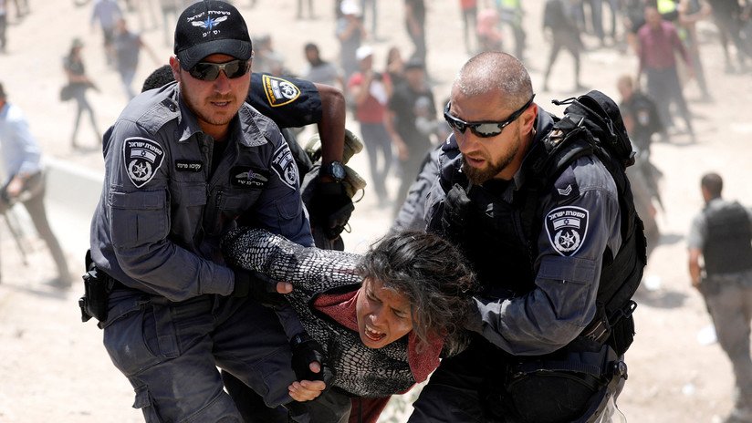 Israel inicia la demolición de un poblado beduino empleando violencia contra manifestantes