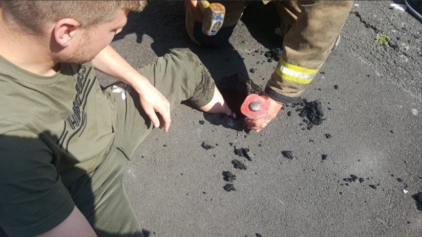 FOTOS: Un hombre queda atascado en el asfalto derretido por el calor en el Reino Unido