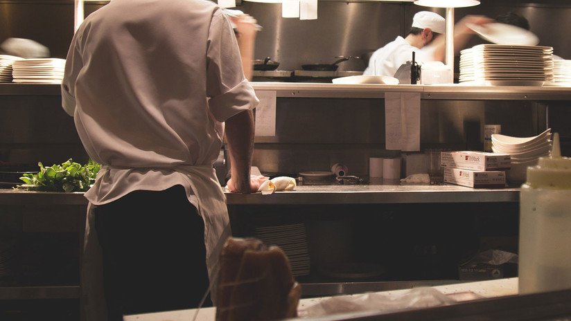 EE.UU.: Un hombre entra en la cocina de un restaurante y golpea brutalmente a una empleada (VIDEO)