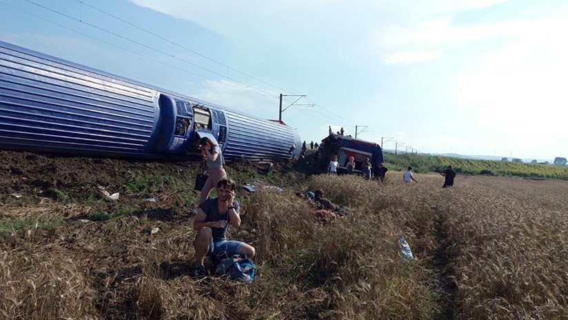 FOTOS: Un tren descarrila en el noroeste de Turquía y causa 24 muertos