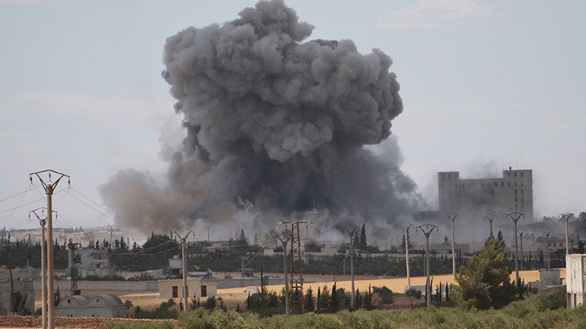 Las fuerzas antiaéreas sirias impactan un caza israelí cuando atacaba una base aérea en Homs