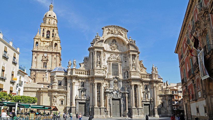 España: Un hombre se sube a la fachada de la catedral de Murcia y amenaza con tirarse (VIDEO)