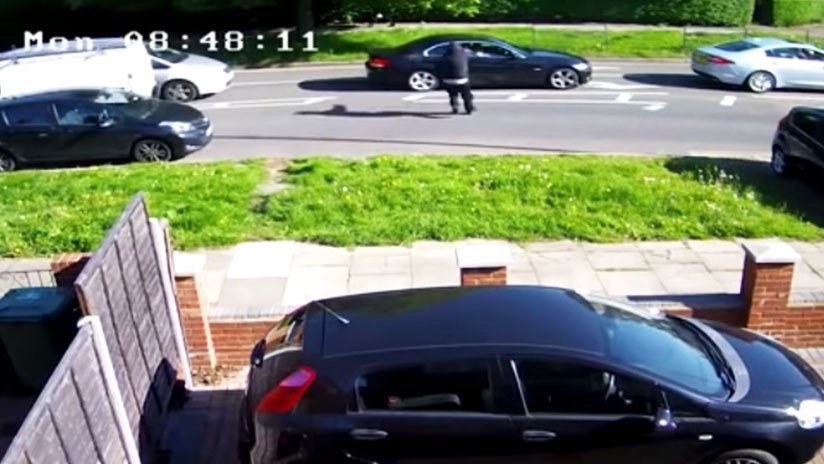 VIDEO IMPACTANTE: Una mujer al volante sale milagrosamente ilesa de un intento de asesinato