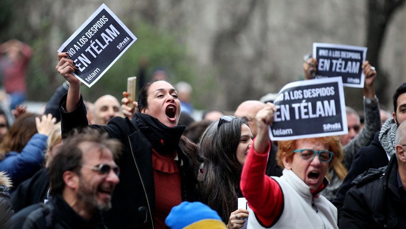 "No a los despidos": Abrazo simbólico a la Agencia Télam de Argentina