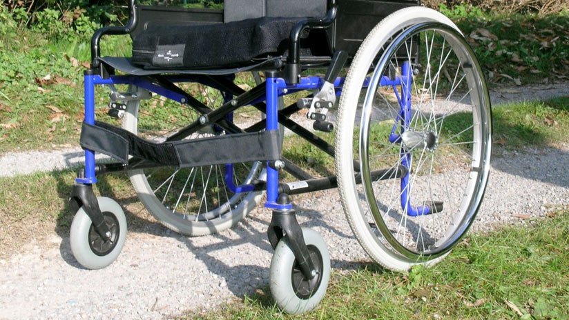 Una directora de colegio genera controversia por fotografiarse en silla de ruedas