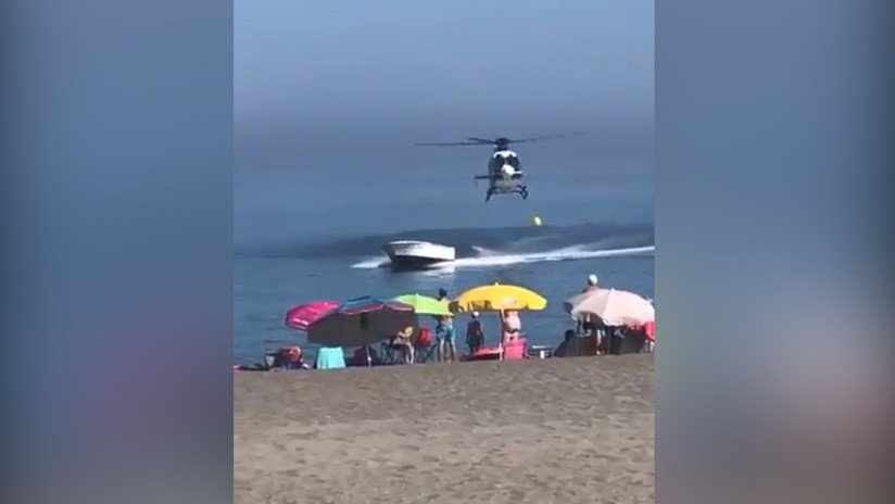 VIDEO: Persecución en helicóptero a una 'narcolancha' sorprende a bañistas en una playa española