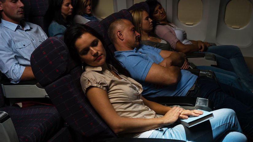 Una mujer demanda a United Airlines porque un pasajero 'excitado' la acosó en pleno vuelo 