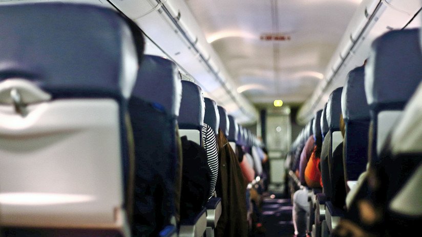 "Incluso los pasajeros ofrecían ayuda": Una mujer dio a luz en pleno vuelo de Kirguistán a Rusia