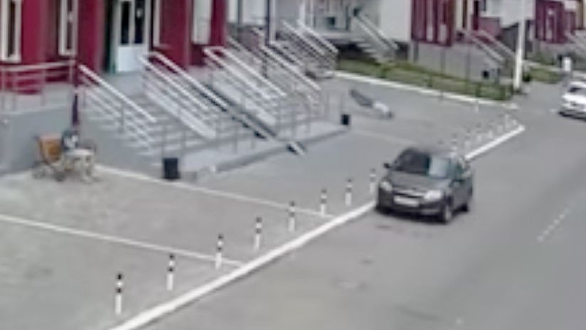 FUERTES IMÁGENES: Captan la caída de un hombre desde un piso 25.º en Rusia