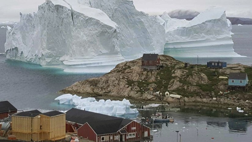 FOTO: Un enorme iceberg amenaza a los vecinos de una aldea de Groenlandia, que temen un tsunami