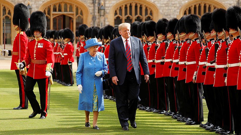 Momento incómodo: Trump rompe el protocolo y confunde a la reina Isabel II (VIDEO)