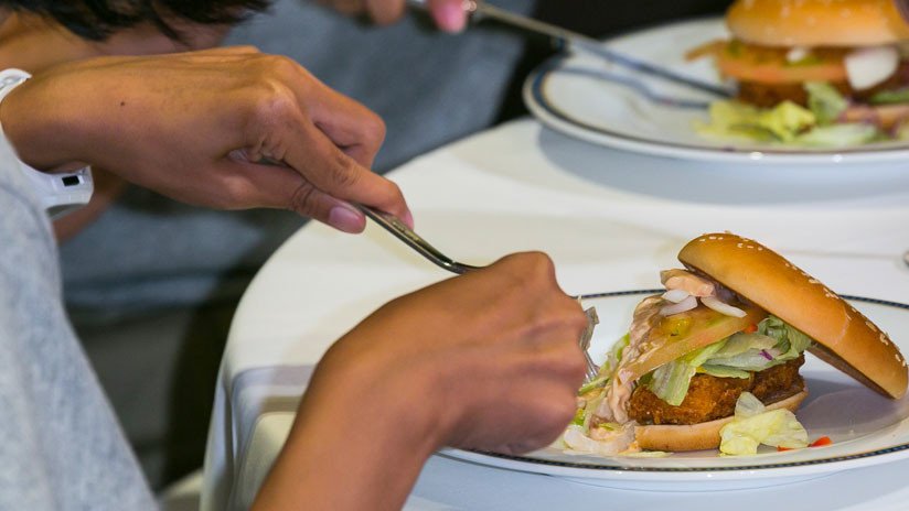McDonald's retira ensaladas de 3.000 restaurantes por brote de ciclospora en EE.UU.