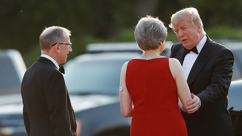 FOTO: ¿Qué es ese extraño dispositivo que Theresa May llevaba en el brazo en su reunión con Trump?