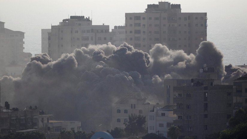 Israel bombardea un edificio de cinco pisos en Gaza en una ofensiva que deja dos palestinos muertos