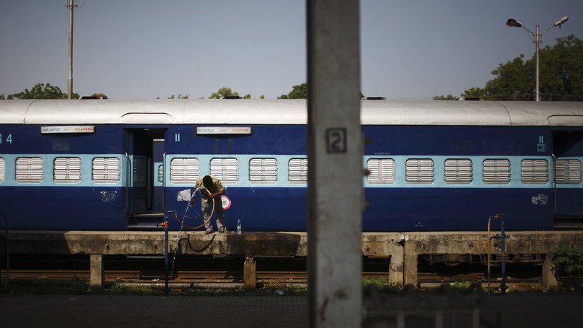 VIDEO: Un tren arrastra a un joven a lo largo de un andén en la India