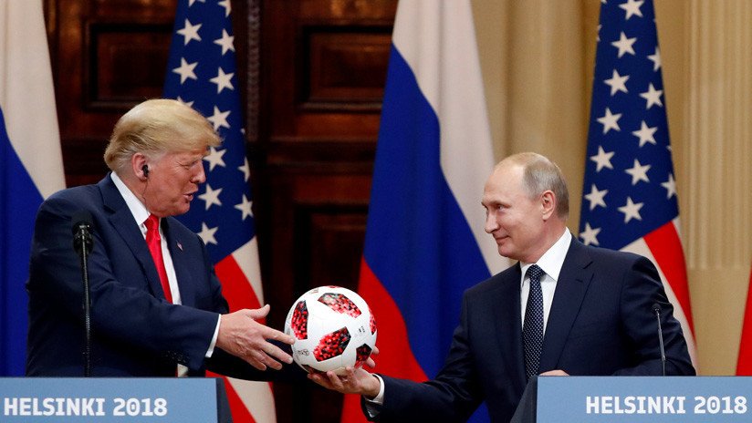 VIDEO: Putin le regala el balón de Rusia 2018 a Trump durante el encuentro en Helsinki