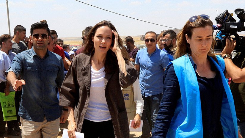 VIDEO: Angelina Jolie habló con una madre siria en su visita a un campo de refugiados en Irak 