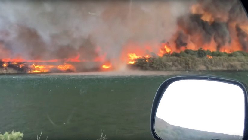 VIDEO: Una pareja filma la formación de un tornado de fuego con humo tóxico negro