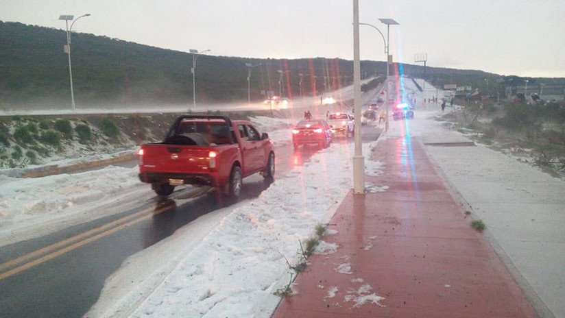 FOTOS: Cierran en México una carretera cubierta de hielo por una granizada
