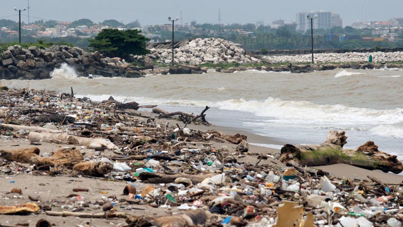 Impactantes imágenes: Un mar de residuos plásticos en las costas de Santo Domingo