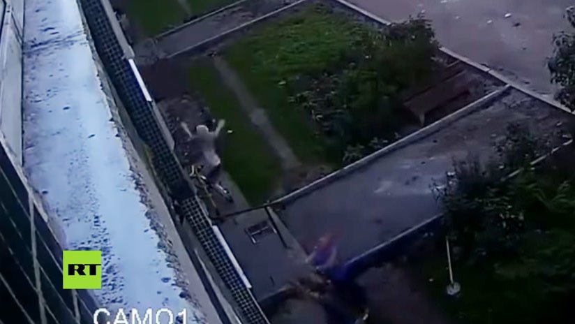VIDEO: El momento exacto en que dos obreros salvan a un bebé que cae desde una ventana