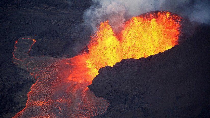 FOTO: El volcán Kilauea crea una nueva isla en la costa de Hawái