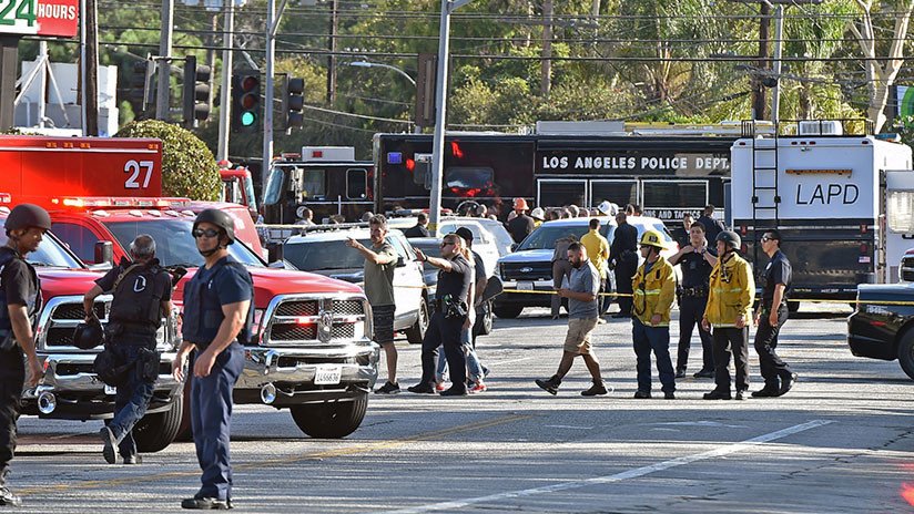 Hombre armado que era perseguido por la Policía se atrinchera en un local en Los Ángeles (VIDEOS)