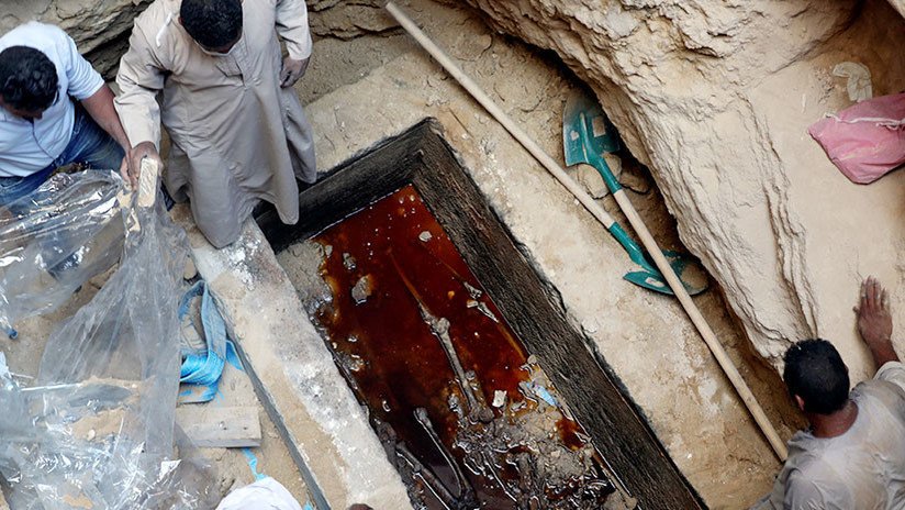 Autoridades egipcias revelan qué es en realidad el "jugo de huesos" del sarcófago recién abierto 
