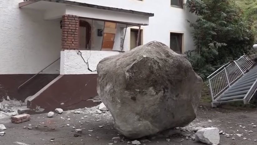 VIDEO: Enorme roca de 20 toneladas choca contra un edificio en Austria