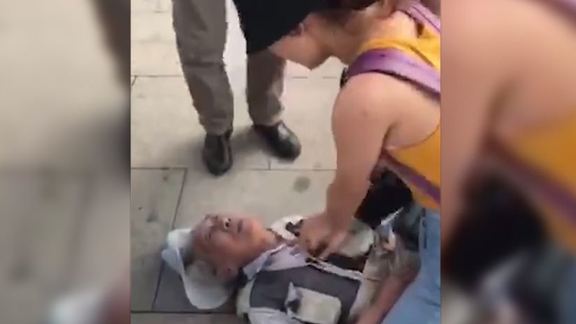 VIDEO: Una estudiante 'resucita' a un anciano en plena estación de tren