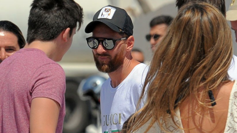 FOTO, VIDEO: Messi 'huye' de una multitud enloquecida que lo descubre en una playa de España