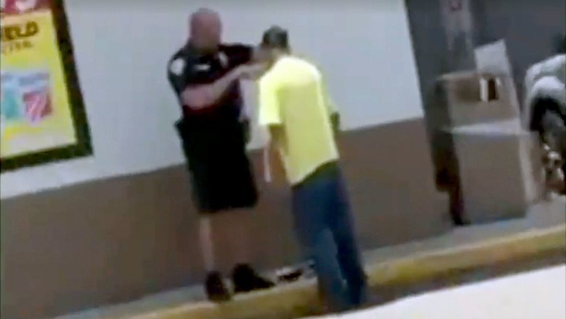 VIDEO: Un policía ayuda a un sintecho a afeitarse la barba para que le den un empleo