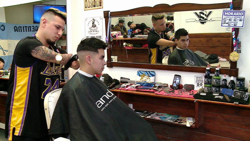 El joven barbero argentino que nació sin manos  y superó sus límites (VIDEO)