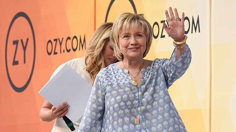 Internautas hallan un 'botón de emergencia' en el pecho de Hillary Clinton 
