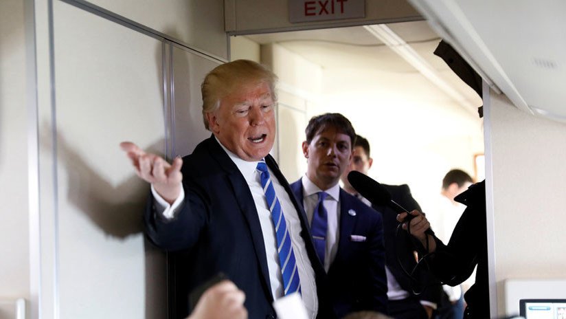 Trump se enfurece al ver que se retransmiten la CNN en la televisión del avión presidencial