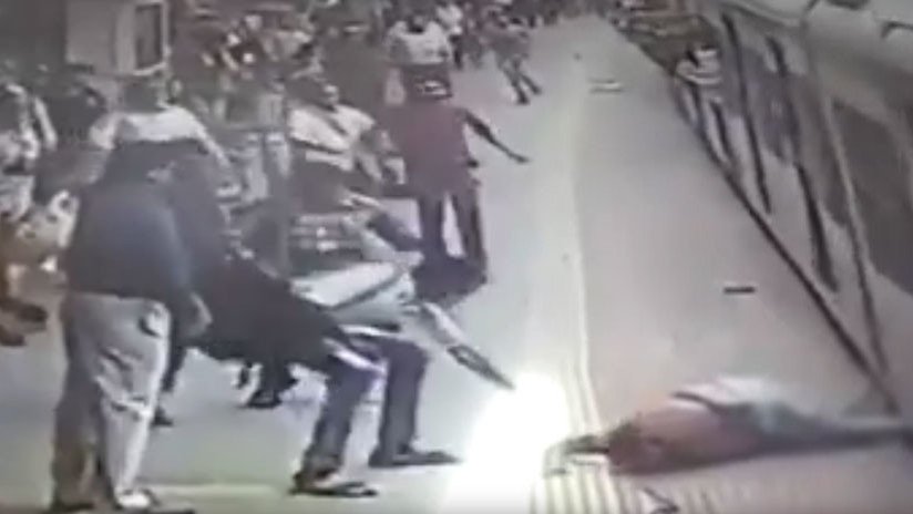 VIDEO: Una mujer queda atrapada por un metro en marcha y es arrastrada por la estación 