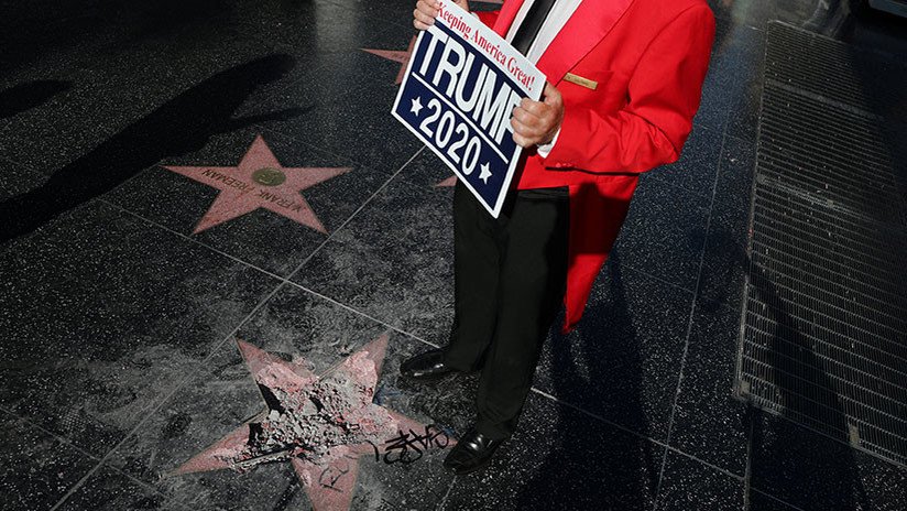 Destruyen con un pico la estrella de Trump en el Paseo de la Fama de Hollywood (FOTOS, VIDEO)