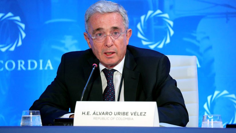 Álvaro Uribe acusa al presidente Santos y al MI5 de ejecutar "una treta" en su contra