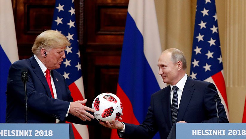 El balón de la discordia: Un chip del regalo de Putin a Trump genera un revoltijo en EE.UU.