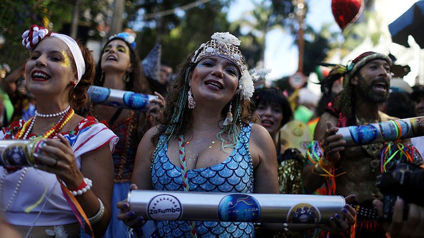 VIDEO: Querían hacerse un selfi en el Carnaval de Río, pero graban cómo les roban el móvil