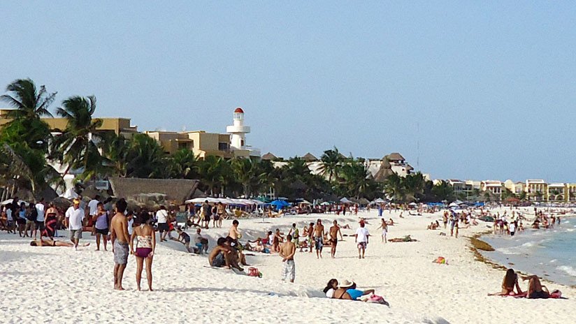 México: Un socavón surge 'de la nada' a unos metros del mar en Playa del Carmen (VIDEO)