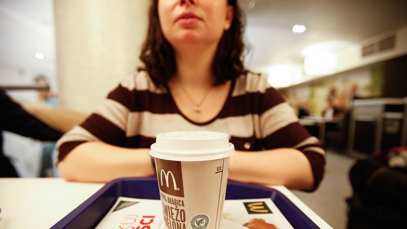 Otra pelea en un McDonald's: Una empleada somete brutalmente a una clienta