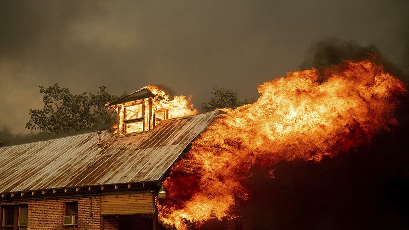 "Un muro de llamas que no se detiene": Un devastador incendio forestal 'devora' California